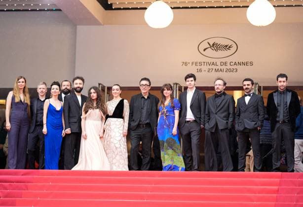 The Kuru Otlar Ustune (About Dry Grasses) Red Carpet Premiere at the 76th Edition of the Cannes Film Festival Director Nuri Bilge Ceylan and cast attend the movie screening and red carpet event of Kuru Otlar Ustune (About Dry Grasses), during the 76th edition of the Cannes Film Festival on May 19 2023, in Cannes, France Cannes Palace of Festivals and Congress Cannes France Copyright: xAlexandraxFechetex _ADR3280