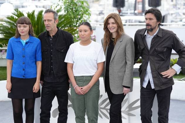 Villbjork Malling - Rafi Pitts - Sadie Lapointe - Chiara Mastroianni - Lisandro Alonso CELEBRITES : 76 eme festival de Cannes - Photocall du film Â« Eureka Â» - Cannes - 20 05 2023 NorbertScanella Panoramic 