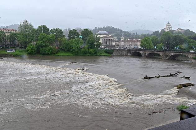 News Themen der Woche KW20 News Bilder des Tages May 20, 2023, Turin: Chiusura dei Murazzi per il rischio di esondazione del fiume Po a causa delle abbondanti piogge, Torino, 20 maggio 2023. Closure of the Murazzi due to the risk of flooding of the Po river due to heavy rains, in Turin, Italy, 20 May 2023. A fresh wave of torrential rain is battering Italy. ANSA ALESSANDRO DI MARCO Turin - ZUMAa110 20230520_zaf_a110_017 Copyright: xAlessandroxDixMarcox