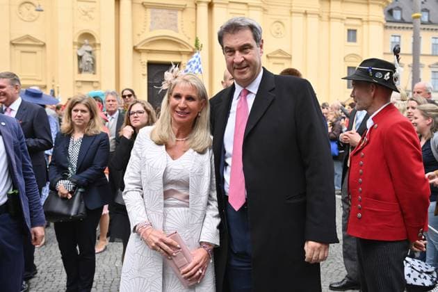 Markus SOEDER (Ministerpraesident Bayern und CSU Vorsitzender) mit Ehefrau Karin Baumueller-Soeder.Gaeste. Kirchliche Hochzeit von Ludwig Prinz von Bayern und Sophie-Alexandra Eveking in der Theatinerkirche in Muenchen am 20.05.2023. *** Markus SOEDER Prime Minister of Bavaria and CSU Chairman with wife Karin Baumueller Soeder guests Church wedding of Ludwig Prince of Bavaria and Sophie Alexandra Eveking in the Theatinerkirche in Munich on 20 05 2023