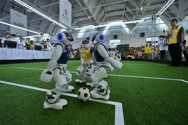 News Themen der Woche KW20 News Bilder des Tages TIANJIN, CHINA - MAY 20: Robots play football during the 2023 RoboCup Asia-Pacific Tianjin Invitational Tournament, as a part of 7th World Intelligence Congress, at the National Convention and Exhibition Center (Tianjin) on May 20, 2023 in Tianjin, China.  Copyright: xChinaxNewsxServicex 111437469694