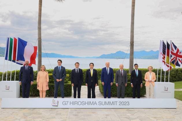 Bilder des Jahres 2023, News 05 Mai News Themen der Woche KW20 News Bilder des Tages May 20, 2023, Hiroshima, Hiroshima Prefecture, Japan: Members of the Group of Seven leaders pose together for the official family photo on the second day of the G7 Summit at the Grand Prince Hotel, May 20, 2023 in in Hiroshima, Japan. Standing from left: European Council President Charles Michel, Italian Prime Minister Giorgia Meloni, Canadian Prime Minister Justin Trudeau, French President Emmanuel Macron, Japan Prime Minister Fumio Kishida, U.S. President Joe Biden, German Chancellor Olaf Schotz, British Prime Minister Rishi Sunak and European Commission President Ursula von der Leyen. Hiroshima Japan - ZUMAp138 20230520_zaa_p138_008 Copyright: xPoolx G7xHiroshimax
