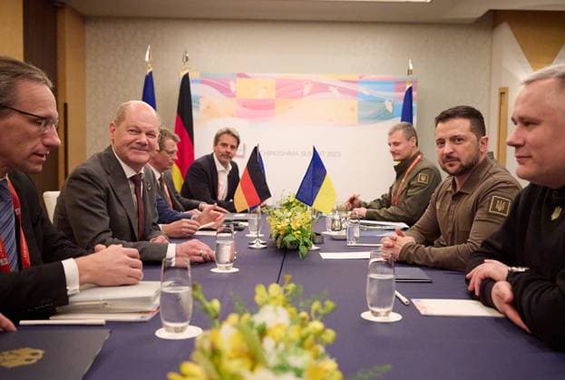 News Bilder des Tages Ukraine s President Volodymyr Zelensky (2nd-R) meets with German Chancellor Olaf Scholz (2nd_L), during the G7 Leaders Summit on Saturday May 20, 2023 in Hiroshima, Japan. Japan hosts The G7 summit in Hiroshima from 19-22 May.  JAP2023052089 UkrainianxPresidentxPressxOffice