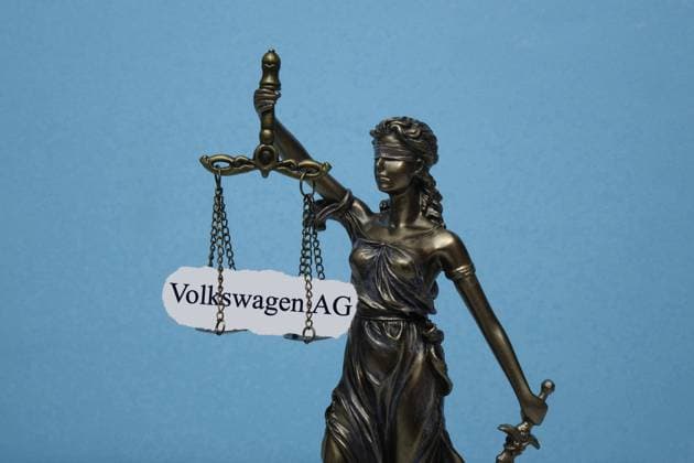 Justitia und Volkswagen AG Justitia und Schriftzug Volkswagen AG, 20.05.2023, Borkwalde, Brandenburg, Das Modell der Justitia trägt den Schriftzug Volkswagen AG. *** Justitia and Volkswagen AG Justitia and writing Volkswagen AG, 20 05 2023, Borkwalde, Brandenburg, The model of the Justitia carries the writing Volkswagen AG
