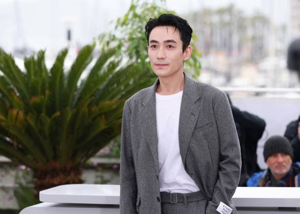 (230520) -- CANNES, May 20, 2023 -- Chinese actor Zhu Yilong poses during a photocall for the film He Bian De Cuo Wu (Only the River Flows) in competition for the category Un Certain Regard at the 76th edition of the Cannes Film Festival in Cannes, southern France, on May 20, 2023. ) FRANCE-CANNES-FILM FESTIVAL-ONLY THE RIVER FLOWS-PHOTOCALL GaoxJing 