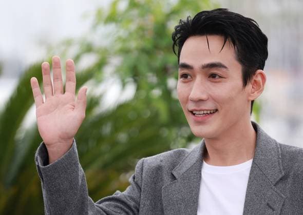 (230520) -- CANNES, May 20, 2023 -- Chinese actor Zhu Yilong poses during a photocall for the film He Bian De Cuo Wu (Only the River Flows) in competition for the category Un Certain Regard at the 76th edition of the Cannes Film Festival in Cannes, southern France, on May 20, 2023. ) FRANCE-CANNES-FILM FESTIVAL-ONLY THE RIVER FLOWS-PHOTOCALL GaoxJing 