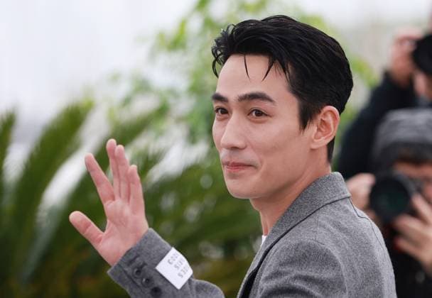 (230520) -- CANNES, May 20, 2023 -- Chinese actor Zhu Yilong poses during a photocall for the film He Bian De Cuo Wu (Only the River Flows) in competition for the category Un Certain Regard at the 76th edition of the Cannes Film Festival in Cannes, southern France, on May 20, 2023. ) FRANCE-CANNES-FILM FESTIVAL-ONLY THE RIVER FLOWS-PHOTOCALL GaoxJing 