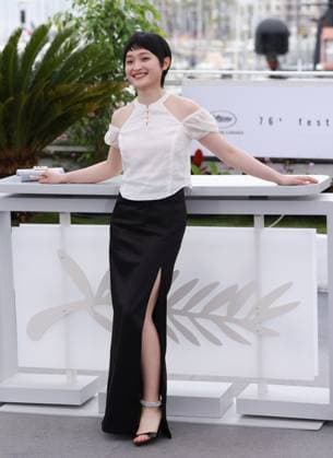 (230520) -- CANNES, May 20, 2023 -- Chinese actress Liu Baisha poses during a photocall for the film He Bian De Cuo Wu (Only the River Flows) in competition for the category Un Certain Regard at the 76th edition of the Cannes Film Festival in Cannes, southern France, on May 20, 2023. ) FRANCE-CANNES-FILM FESTIVAL-ONLY THE RIVER FLOWS-PHOTOCALL GaoxJing 