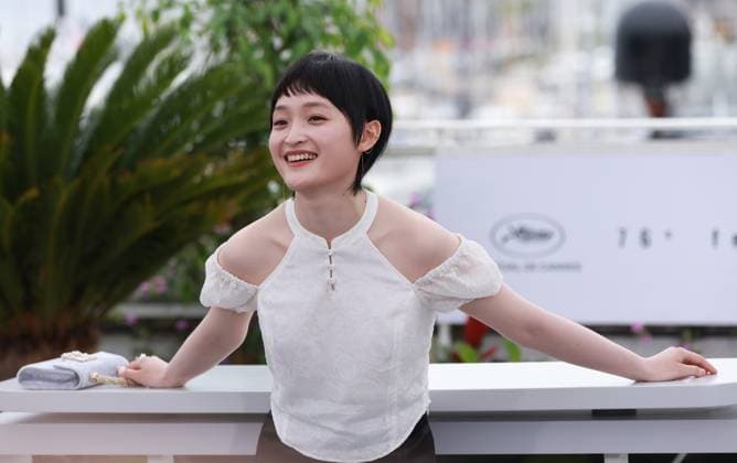 (230520) -- CANNES, May 20, 2023 -- Chinese actress Liu Baisha poses during a photocall for the film He Bian De Cuo Wu (Only the River Flows) in competition for the category Un Certain Regard at the 76th edition of the Cannes Film Festival in Cannes, southern France, on May 20, 2023. ) FRANCE-CANNES-FILM FESTIVAL-ONLY THE RIVER FLOWS-PHOTOCALL GaoxJing 