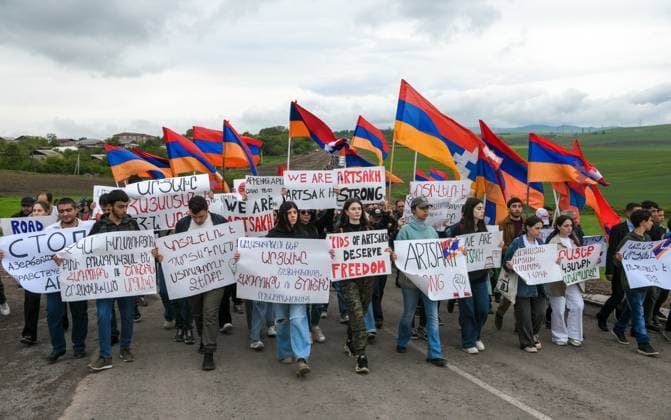 News Themen der Woche KW20 News Bilder des Tages ARMENIA, SYUNIK PROVINCE - MAY 20, 2023: Protesters holding Armenian and Nagorno Karabakh flags rally at the Armenian-Azerbaijani border. Several Armenian and Nagorno Karabakh political groups have signed a statement calling any talks on Nagorno Karabakh s status as part of Azerbaijan illegal. On 17 May 2023, at the 4th Council of Europe summit in Reykjavik, Armeniaâ€™s prime minister Pashinyan said in a statement that Armenia recognizes Azerbaijan s territory of 86,6 thousand square kilometers and Azerbaijan recognizes the territory of Armenia of 29,8 thousand square kilometers . Pashinyan also noted that as a result of the illegal blockade of the Lachin Corridor, the Armenians of Nagorno Karabakh have been under siege for five months and  59232606