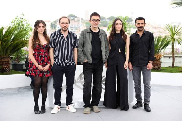 76e Festival International du Film de Cannes. Photocall du film Les Herbes seches . Ece Bagci, Deniz Celiloglu, Director Nuri Bilge Ceylan, Merve Dizdar and Musab Ekici attend the Kuru Otlar Ustune 292236 2023-05-20 Cannes France Ceylan, Nuri Bilge  Copyright: xIvankaxVoisinx xStarfacex STAR_292236_003