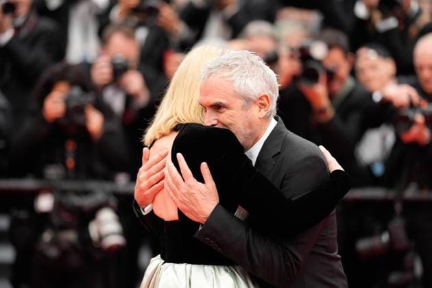 The Killers of the Flower Moon Red Carpet Premiere at the 76th Edition of the Cannes Film Festival Academy-Award winning director Alfonso Cuaron and Academy-Award winning actress Cate Blanchett share an embrace at the movie screening and red carpet event for Killers of the Flower Moon , directed by Martin Scorsese, during the 76th edition of the Cannes Film Festival on May 20 2023, in Cannes, France Cannes Palace of Festivals and Congresses of Cannes Cannes France Copyright: xAlexandraxFechetex ImagoImages_EuroQualif_Rom-v-Bel-AF302