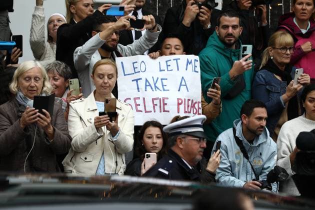 May 20, 2023, Cannes, Cote d Azur, France: A fan holds a sign Leo let me take a selfie please attends the screening of Killers of the Flower Moon during the 76th Annual Cannes Film Festival at Palais des Festivals on May 20, 2023 in Cannes, France Cannes France - ZUMAc179 20230520_zep_c179_253 Copyright: xMickaelxChavetx