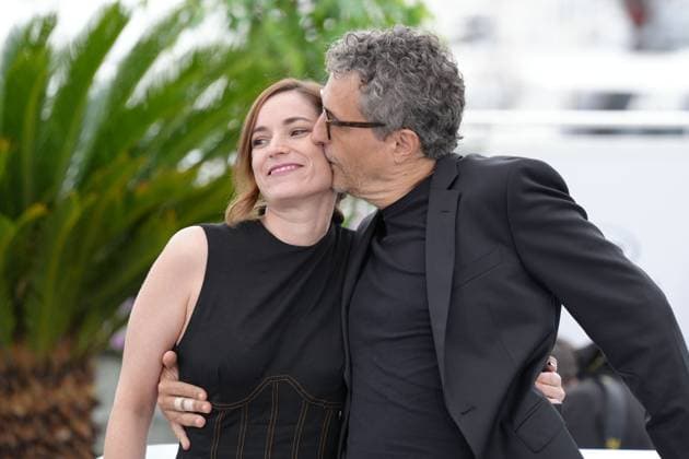 Emilie Lesclaux - Kleber Mendonca Filho CELEBRITES : 76 eme festival de Cannes - Photocall du film Â« Retratos Fantasmas (Portraits FantÃ mes - Pictures of Ghosts) Â» - Cannes - 20 05 2023 NorbertScanella Panoramic 