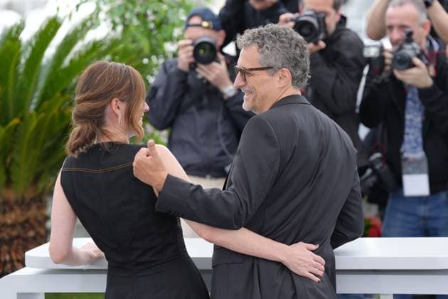Emilie Lesclaux - Kleber Mendonca Filho CELEBRITES : 76 eme festival de Cannes - Photocall du film Â« Retratos Fantasmas (Portraits FantÃ mes - Pictures of Ghosts) Â» - Cannes - 20 05 2023 NorbertScanella Panoramic 