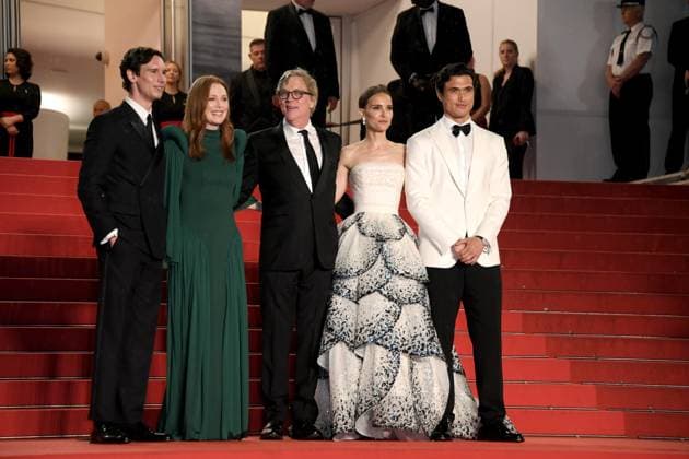 76th Cannes Film Festival 2023, Red carpet film May December. Pictured: Julianne Moore, Todd Haynes, Natalie Portman, Charles Melton, Cory Michael Smith  Copyright: xAlbertoxTerenghi PoolxPhotoxEvenx xPoolxPhotoxEventsx01x IPA_IPA38083961
