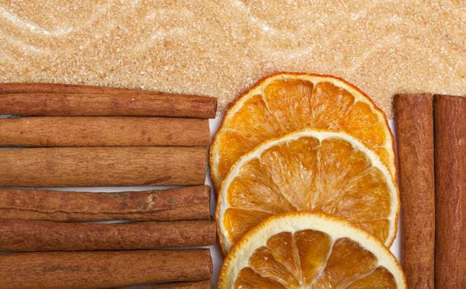 Zimt mit Orange und braunem Zucker Zimt mit Orange und braunem Zucker auf weißem Untergrund Copyright: xZoonar.com NailiaxSchwarzx 2345488