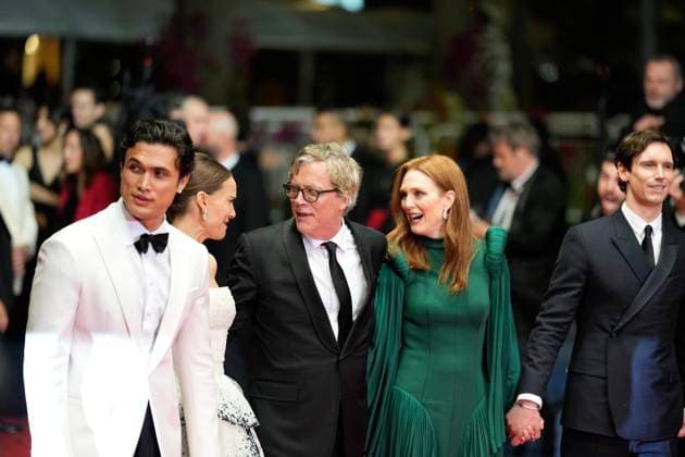 The May December Red Carpet Premiere at the 76th Edition of the Cannes Film Festival Cory Michael Smith, Julianne Moore, Todd Haynes, Natalie Portman, and Charles Melton attend the movie screening and red carpet event for May December , directed by Todd Haynes, during the 76th edition of the Cannes Film Festival on May 20 2023, in Cannes, France Cannes Palace of Festivals and Congresses of Cannes Cannes France Copyright: xAlexandraxFechetex _ADR0095