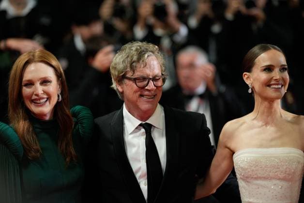 The May December Red Carpet Premiere at the 76th Edition of the Cannes Film Festival Julianne Moore, Todd Haynes, and Natalie Portman attend the movie screening and red carpet event for May December , directed by Todd Haynes, during the 76th edition of the Cannes Film Festival on May 20 2023, in Cannes, France Cannes Palace of Festivals and Congresses of Cannes Cannes France Copyright: xAlexandraxFechetex _ADR0215