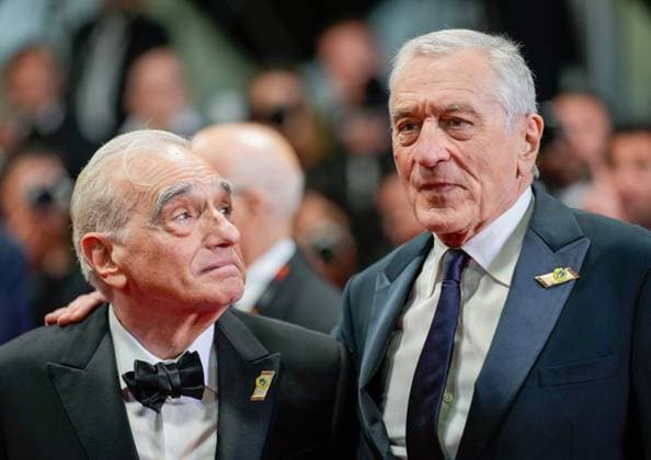 Entertainment Bilder des Tages The Killers of the Flower Moon Red Carpet Premiere at the 76th Edition of the Cannes Film Festival A visibly moved Martin Scorsese exits the Palais des Festivals alongside Robert De Niro, after his movie Killers of the Flower Moon received over nine minutes of standing ovation during the 76th edition of the Cannes Film Festival on May 20 2023, in Cannes, France Cannes Palace of Festivals and Congresses of Cannes Cannes France Copyright: xAlexandraxFechetex _ADR9408