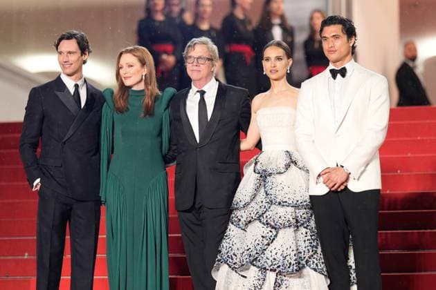 The May December Red Carpet Premiere at the 76th Edition of the Cannes Film Festival Cory Michael Smith, Julianne Moore, Todd Haynes, Natalie Portman, and Charles Melton attend the movie screening and red carpet event for May December , directed by Todd Haynes, during the 76th edition of the Cannes Film Festival on May 20 2023, in Cannes, France Cannes Palace of Festivals and Congresses of Cannes Cannes France Copyright: xAlexandraxFechetex _ADR0440