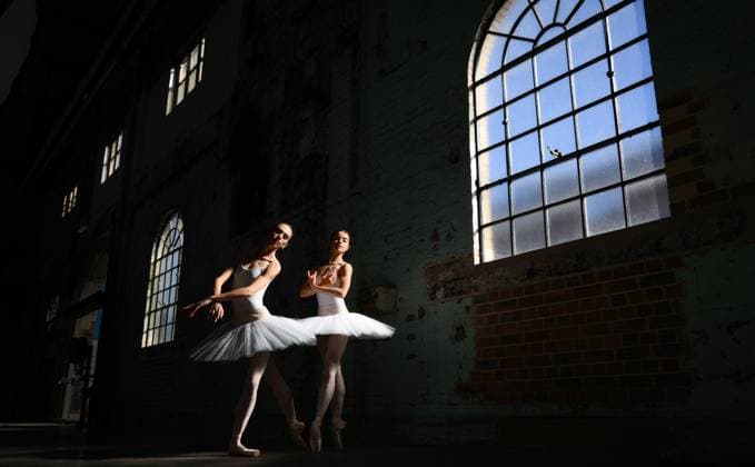 Entertainment Bilder des Tages THE AUSTRALIAN BALLET DANCER AWARD WINNER, Isobelle Dashwood (winner of the Telstra Peoples Choice Award) and Lilla Harvey (Winner of the Telstra Rising Star Award) pose for a portrait the morning after the 2023 Telstra Ballet Dancer Awards at Carriageworks, in Sydney, Sunday, May 21, 2023. ( NO ARCHIVING, EDITORIAL USE ONLY, NO USE IN BOOKS WITHOUT CONSENT SYDNEY NEW SOUTH WALES AUSTRALIA  Copyright: xJAMESxGOURLEYx 20230521001801126568