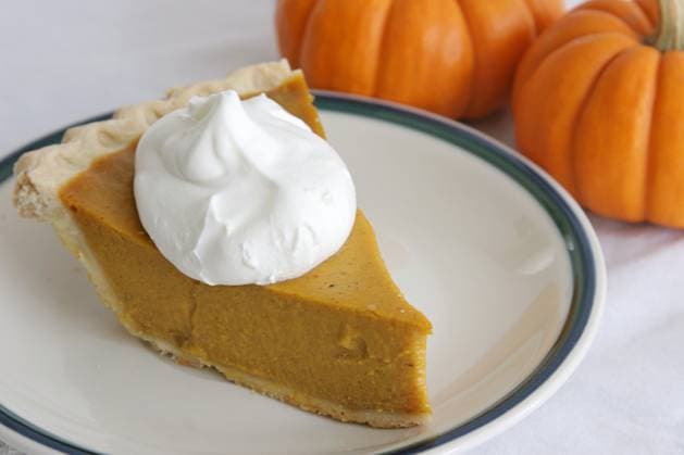 IMAGO Creative, Herbst, Food, Pumpkin Pie IMAGO Creative: Herbst, Kulinarische Klassiker A slice of pumpkin pie garnished with whipped cream. Copyright: xLisaxF.xYoungx xDesignxPicsx , 31298586 Copyright: LisaxF.xYoungx xDesignxPics 31298586