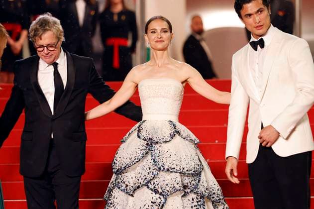 Todd Haynes, Natalie Portman and Charles Melton at the premiere of the feature film May December at the Festival de Cannes 2023 76 Cannes International Film Festival at the Palais des Festivals Cannes, 20 05 2023. Foto:xS.xGabschx xFuturexImage