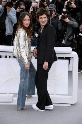 76th Cannes Film Festival 2023, Photocall film Le Temps D Aimer (Along Came Love). Pictured: Anais Demoustier, Vincent Lacoste  Copyright: xAlbertoxTerenghi PoolxPhotoxEvenx xPoolxPhotoxEventsx01x IPA_IPA38095424