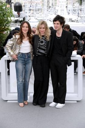 76th Cannes Film Festival 2023, Photocall film Le Temps D Aimer (Along Came Love). Pictured: Anais Demoustier, Vincent Lacoste, Katell Quillevere  Copyright: xAlbertoxTerenghi PoolxPhotoxEvenx xPoolxPhotoxEventsx01x IPA_IPA38095430