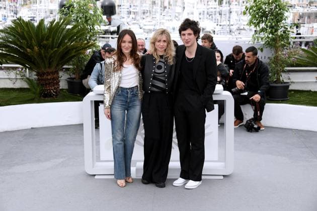 76th Cannes Film Festival 2023, Photocall film Le Temps D Aimer (Along Came Love). Pictured: Anais Demoustier, Vincent Lacoste, Katell Quillevere  Copyright: xAlbertoxTerenghi PoolxPhotoxEvenx xPoolxPhotoxEventsx01x IPA_IPA38095437