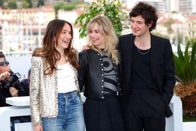Anais Demoustier, Katell Quillevere and Vincent Lacoste at the photocall for the feature film Le temps d aimer Along Came Love at the Festival de Cannes 2023 76 Cannes International Film Festival at the Palais des Festivals Cannes, 21 05 2023. Foto:xD.xBedrosianx xFuturexImage