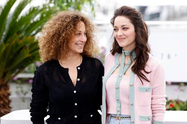 Mona Achache and Marion Cotillard at the photocall for the feature film Little Girl Blue at the Festival de Cannes 2023 76 Cannes International Film Festival at the Palais des Festivals Cannes, 21 05 2023. Foto:xS.xGabschx xFuturexImage
