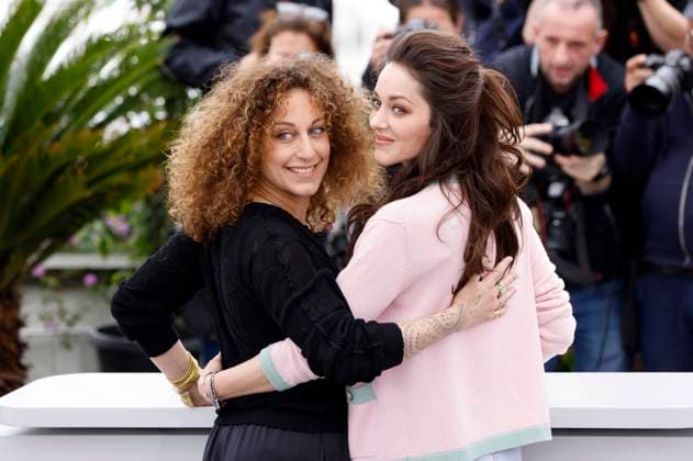 Mona Achache and Marion Cotillard at the photocall for the feature film Little Girl Blue at the Festival de Cannes 2023 76 Cannes International Film Festival at the Palais des Festivals Cannes, 21 05 2023. Foto:xS.xGabschx xFuturexImage