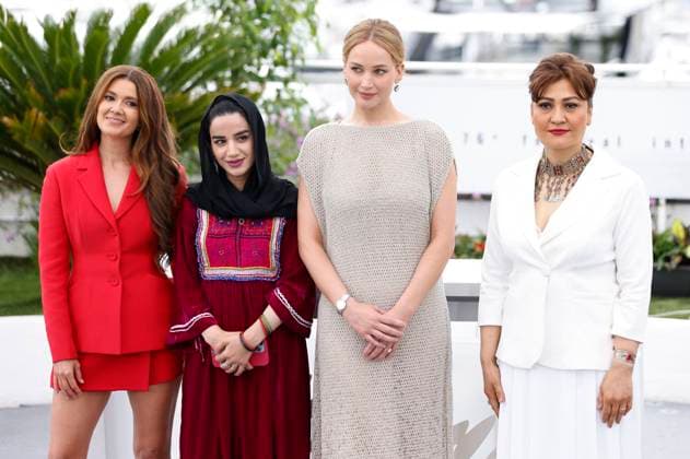 Justine Ciarrocchi, guest, Jennifer Lawrence and Sahra Mani at the photocall for the documentary Bread And Roses at the Festival de Cannes 2023 76 Cannes International Film Festival at the Palais des Festivals Cannes, 21 05 2023. Foto:xS.xGabschx xFuturexImage