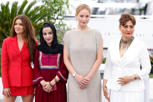 Justine Ciarrocchi, guest, Jennifer Lawrence and Sahra Mani at the photocall for the documentary Bread And Roses at the Festival de Cannes 2023 76 Cannes International Film Festival at the Palais des Festivals Cannes, 21 05 2023. Foto:xS.xGabschx xFuturexImage