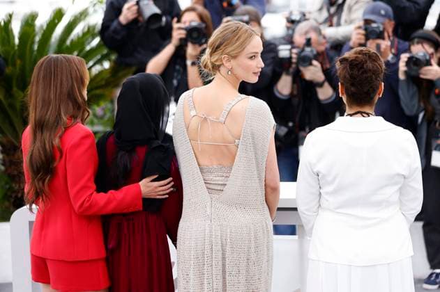 Justine Ciarrocchi, guest, Jennifer Lawrence and Sahra Mani at the photocall for the documentary Bread And Roses at the Festival de Cannes 2023 76 Cannes International Film Festival at the Palais des Festivals Cannes, 21 05 2023. Foto:xS.xGabschx xFuturexImage