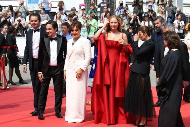 76e Festival International du Film de Cannes. MontÃ e des marches du film Anatomie d une chute . 76th Cannes Film Festival. Red carpet of the film Anatomie d une chute . Sahra Mani and Jennifer Lawrence. 292310 2023-05-21 Cannes France  Copyright: xIsabellexVautierx xStarfacex STAR_292310_010
