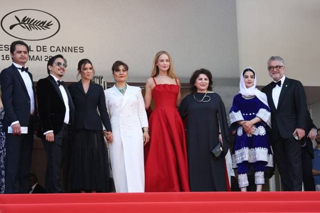 76e Festival International du Film de Cannes. MontÃ e des marches du film Anatomie d une chute . 76th Cannes Film Festival. Red carpet of the film Anatomie d une chute . Justine Ciarrocchi, Sahra Mani, Jennifer Lawrence and Hayedeh Safiyari. 292310 2023-05-21 Cannes France  Copyright: xIsabellexVautierx xStarfacex STAR_292310_030