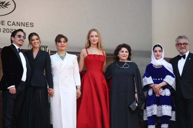 76e Festival International du Film de Cannes. MontÃ e des marches du film Anatomie d une chute . 76th Cannes Film Festival. Red carpet of the film Anatomie d une chute . Justine Ciarrocchi, Sahra Mani, Jennifer Lawrence and Hayedeh Safiyari. 292310 2023-05-21 Cannes France  Copyright: xIsabellexVautierx xStarfacex STAR_292310_031