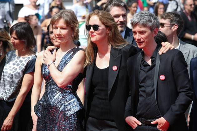 76e Festival International du Film de Cannes. MontÃ e des marches du film Anatomie d une chute . 76th Cannes Film Festival. Red carpet of the film Anatomie d une chute . Sandra Huller, Justine Triet and Swann Arlaud. 292310 2023-05-21 Cannes France  Copyright: xIsabellexVautierx xStarfacex STAR_292310_033