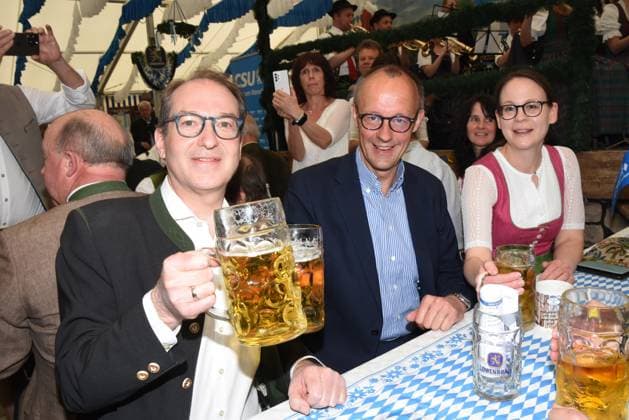 News Themen der Woche KW20 News Bilder des Tages Alexander Dobrindt Bundestagsabgeordneter Friedrich Merz CDU Bundesvorsitzender Alexandra Bertl Bezirksraetin Weilheim 21.05.2023 Weilheimer Volksfest Festhalle Bayernland-Politische Gast Redner Weilheim *** Alexander Dobrindt Member of the Bundestag Friedrich Merz CDU Federal Chairman Alexandra Bertl District Council Weilheim 21 05 2023 Weilheimer Volksfest Festival Hall Bayernland Political Guest Speaker Weilheim