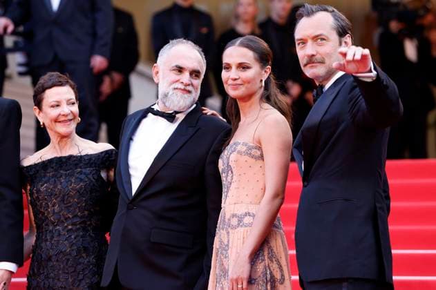 Gabrielle Tana, Karim Ainouz, Alicia Vikander and Jude Law at the premiere of the feature film Firebrand at the Festival de Cannes 2023 76 Cannes International Film Festival at the Palais des Festivals Cannes, 21 05 2023. Foto:xS.xGabschx xFuturexImage