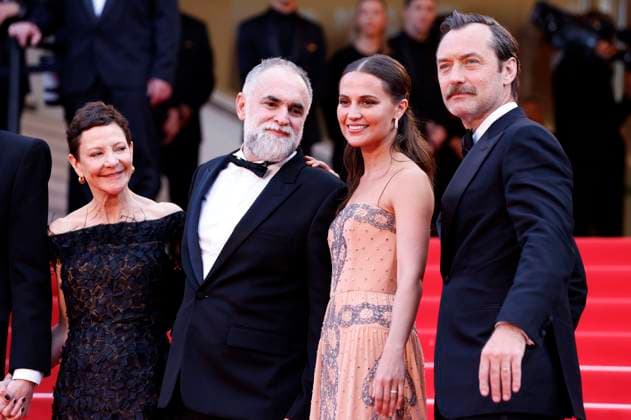 Gabrielle Tana, Karim Ainouz, Alicia Vikander and Jude Law at the premiere of the feature film Firebrand at the Festival de Cannes 2023 76 Cannes International Film Festival at the Palais des Festivals Cannes, 21 05 2023. Foto:xS.xGabschx xFuturexImage