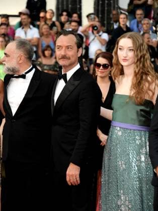 76th Cannes Film Festival 2023, evening 6 - red carpet of the film Firebrand (Le Jeu De La Reine) Pictured: Jude Law and Junia Rees  Copyright: xAlbertoxTerenghix xipa-agency.nex xPoolxPhotoxEventsx01x IPA_IPA38109236