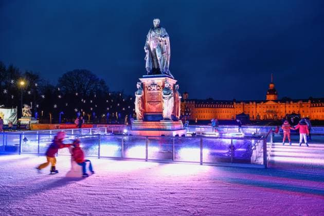 IMAGO Creative, Jahreszeit Winter, Eislaufen Eislauffläche auf dem Schlossplatz, im Hintergrund das Karlsruher Schloss, Karlsruhe, Baden-Württemberg, Deutschland, Europa *** Ice rink at the Castle Square, at Background the Karlsruhe Castle, Karlsruhe, Bathing Württemberg, Germany, Europe Copyright: imageBROKER/FabianxvonxPoser iblfvp07189318.jpg