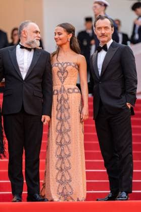 Internationale Filmfestspiele von Cannes, Firebrand Premiere 76e Festival International du Film de Cannes. MontÃ e des marches du film Le jeu de la reine . 76th International Cannes Film Festival 292340 2023-05-21 Cannes France Law, Jude; Vikander, Alicia  Copyright: xEstellexCarlierx xStarfacex STAR_292340_065