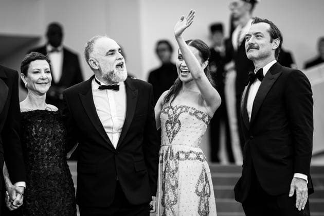 Internationale Filmfestspiele von Cannes, Firebrand Premiere 76e Festival International du Film de Cannes. MontÃ e des marches du film Le jeu de la reine . 76th International Cannes Film Festival 292340 2023-05-21 Cannes France Law, Jude; Vikander, Alicia; Ainouz, Karim  Copyright: xEstellexCarlierx xStarfacex STAR_292340_067