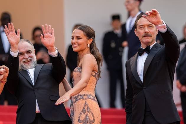 Internationale Filmfestspiele von Cannes, Firebrand Premiere 76e Festival International du Film de Cannes. MontÃ e des marches du film Le jeu de la reine . 76th International Cannes Film Festival 292340 2023-05-21 Cannes France Law, Jude; Vikander, Alicia  Copyright: xEstellexCarlierx xStarfacex STAR_292340_068