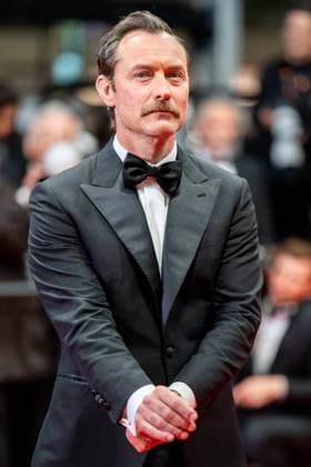 Internationale Filmfestspiele von Cannes, Firebrand Premiere 76e Festival International du Film de Cannes. MontÃ e des marches du film Le jeu de la reine . 76th International Cannes Film Festival 292340 2023-05-21 Cannes France Law, Jude  Copyright: xEstellexCarlierx xStarfacex STAR_292340_074